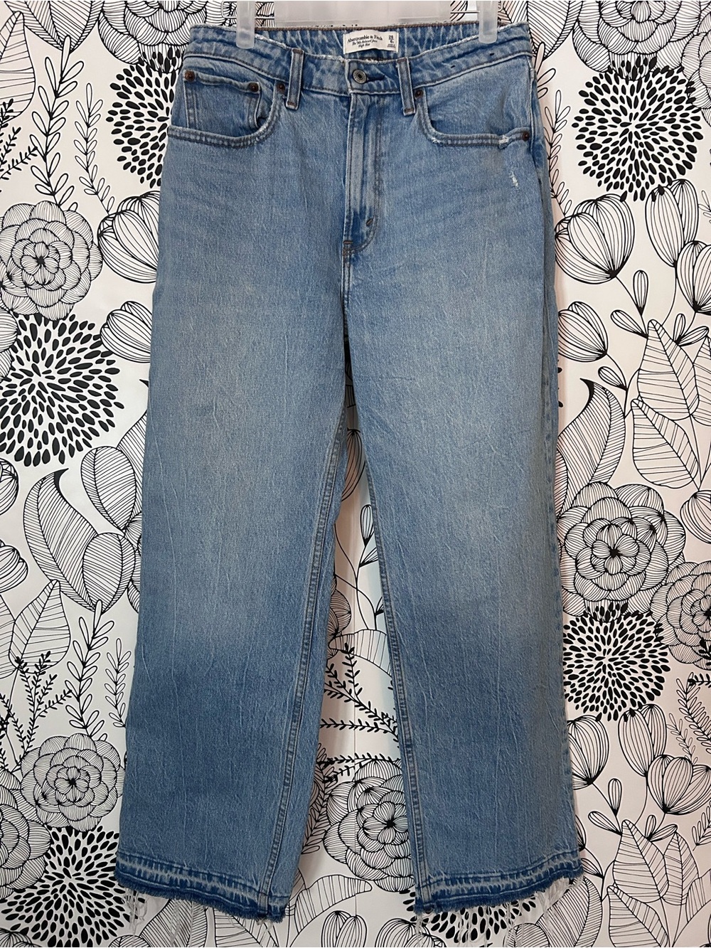 Abercrombie & Fitch The 90s Relaxed Jean High Rise with Frayed Hem 6 Short